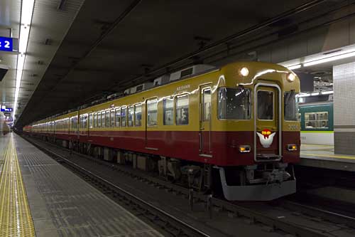 No pillars at underground station.